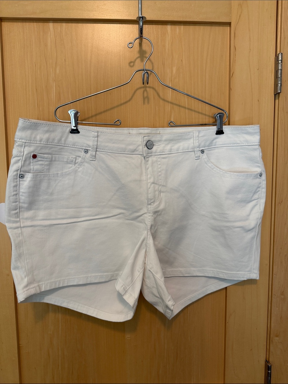 Slink Charlie White Women's Cotton Blend Shorts (Curvy)